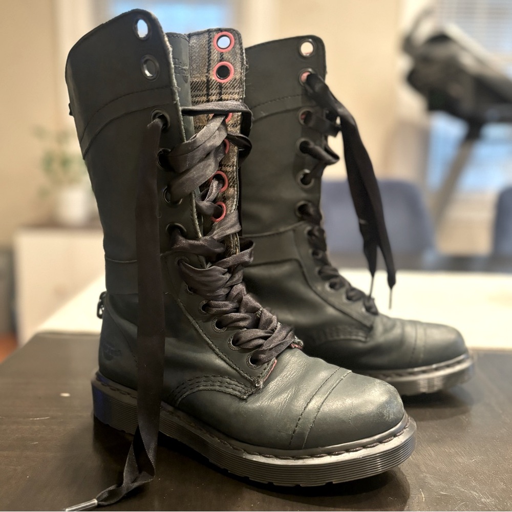 Dr Martens fold-down 12 eyelet green cap toe women’s size 6.5